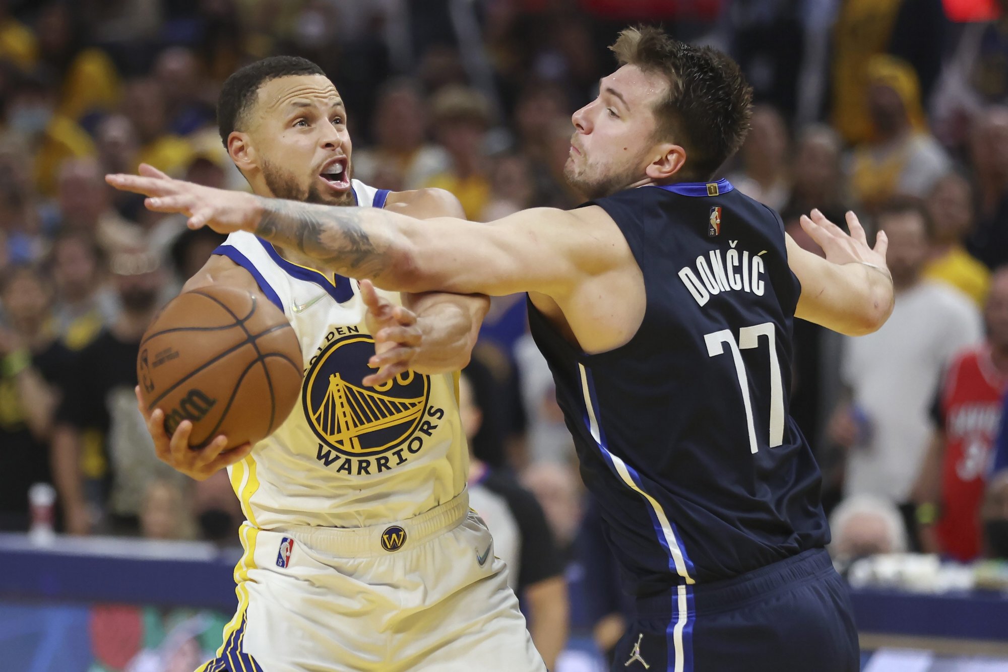 VIDEO: Nočná mora pre Golden State, Curry sa zranil. Jokič žiaril proti Washingtonu