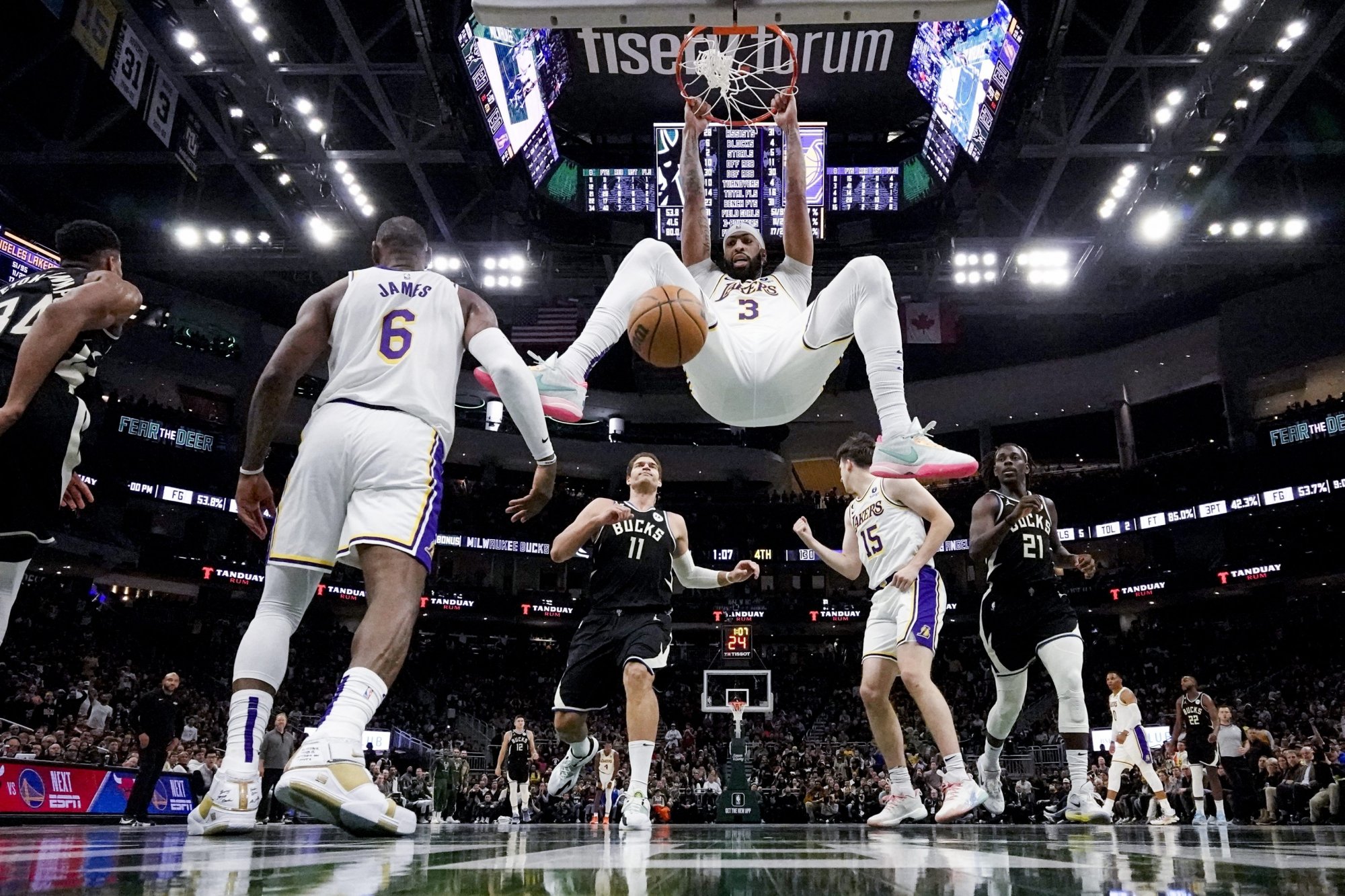 VIDEO: Skvelý Anthony Davis potiahol 44 bodmi Lakers k výhre na palubovke Milwaukee