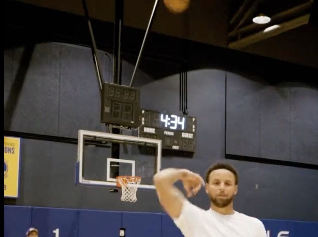 VIDEO: Pozrite si, ako vznikalo video, kde Steph Curry šokoval svet neuveriteľnými strelami