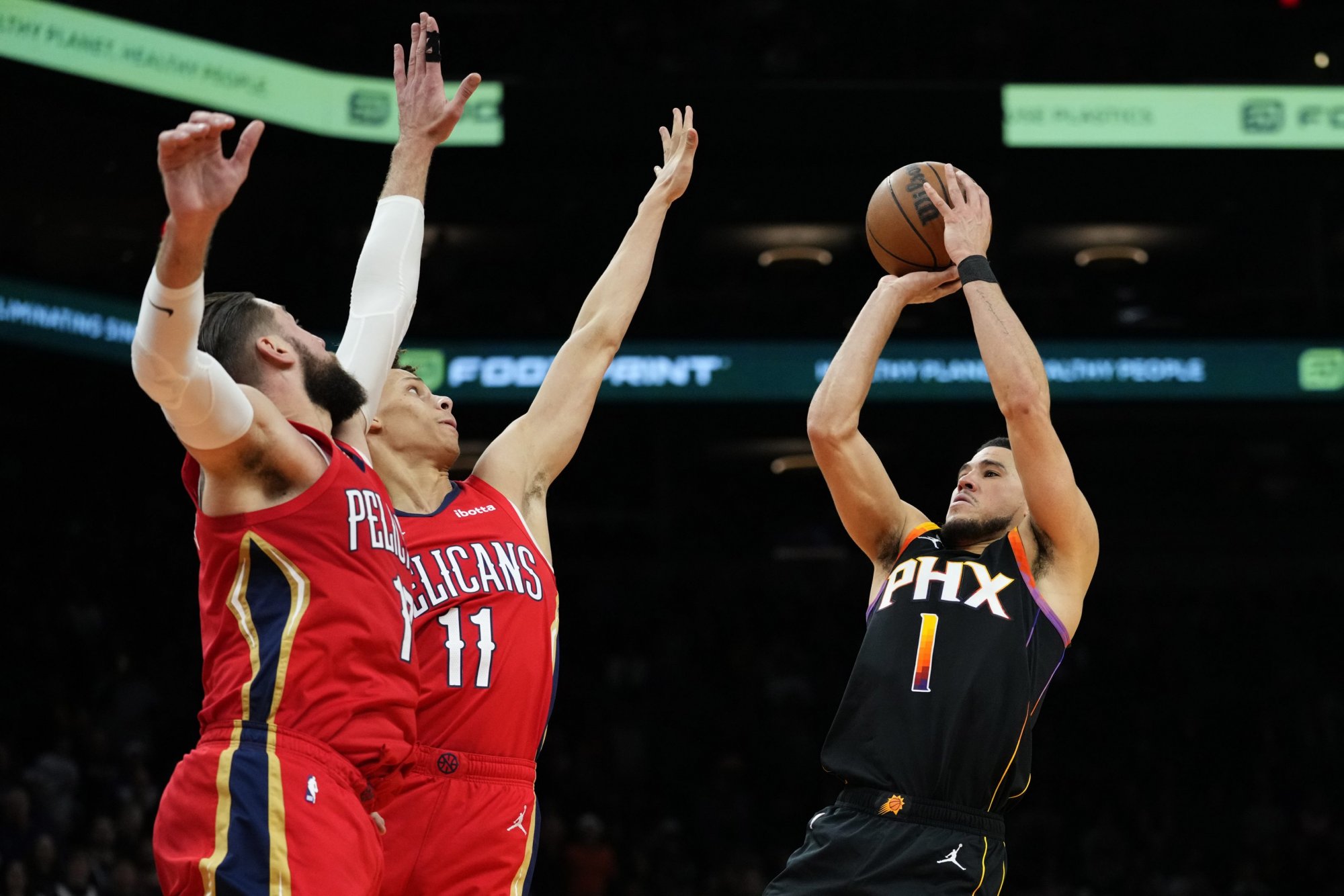VIDEO: Booker zostrelil Zionovo New Orleans 58 bodmi, v Mexiku uspelo Miami