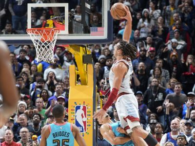 VIDEO: Gordon predviedol smeč roka, Dallas nastrieľal Lakers 51 bodov za štvrtinu