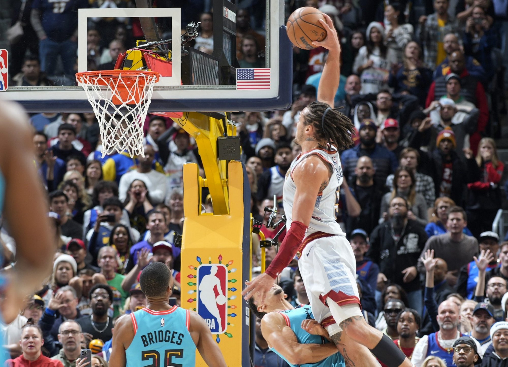 VIDEO: Gordon predviedol smeč roka, Dallas nastrieľal Lakers 51 bodov za štvrtinu
