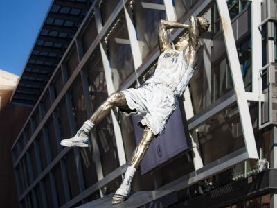 Nowitzki je v Dallase nesmrteľný, spečatila to socha s jeho ikonickou strelou