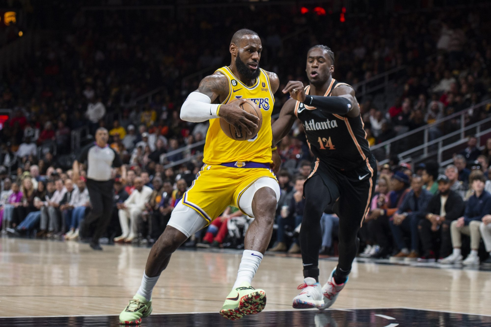 VIDEO: LeBron James oslávil 38. narodeniny parádnym výkonom, 11 trojok McColluma