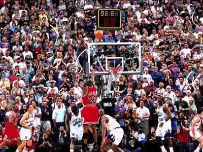 Nezastavila ho ani otrava jedlom či vysoké horúčky. Michael Jordan oslavuje šesťdesiatku