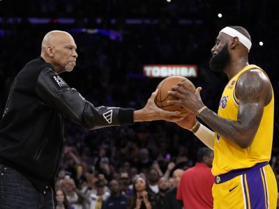 VIDEO: Nový kráľ na tróne. LeBron James prekonal Jabbarov rekord a je najlepší strelec všetkých čias