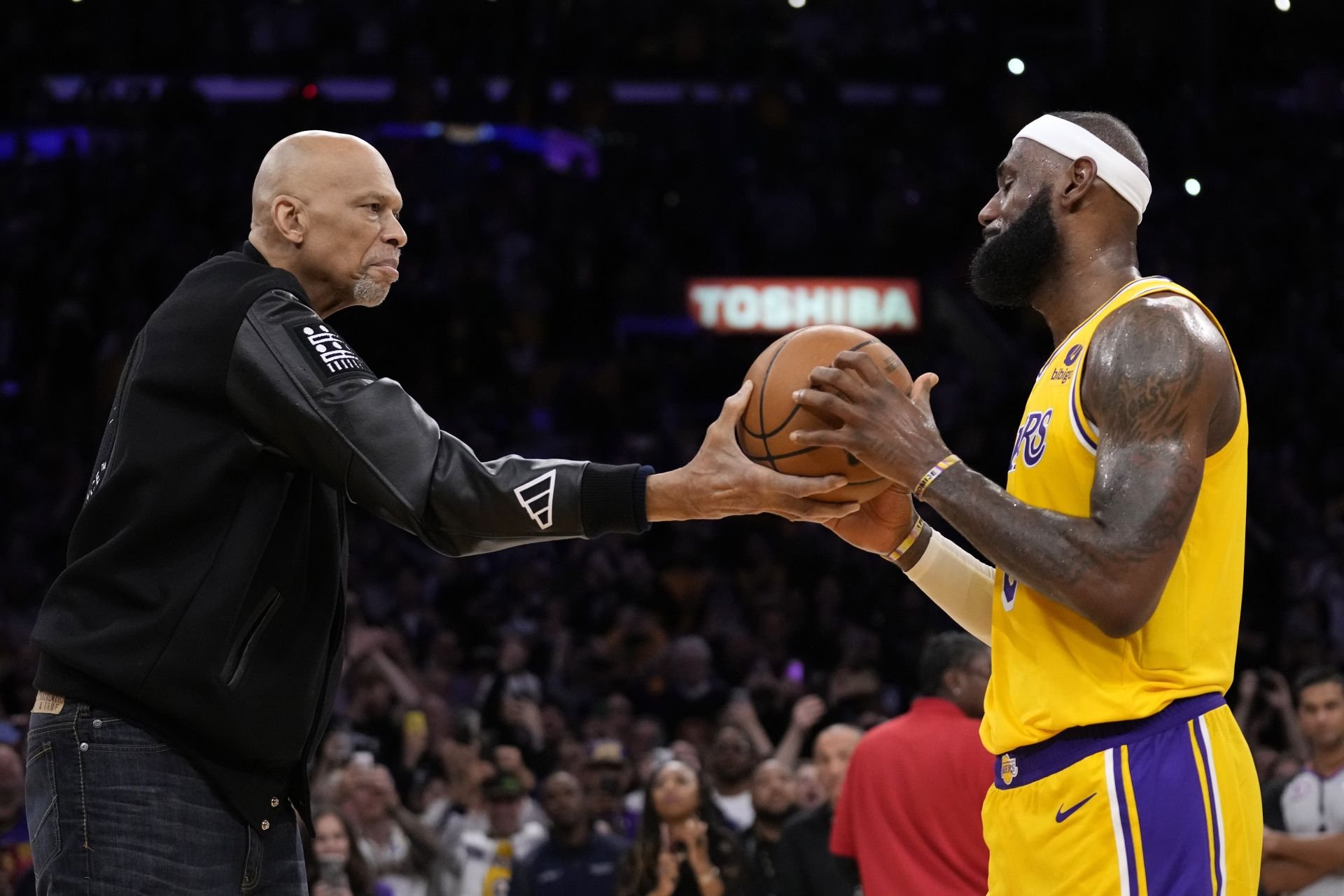 VIDEO: Nový kráľ na tróne. LeBron James prekonal Jabbarov rekord a je najlepší strelec všetkých čias