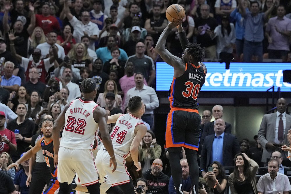 VIDEO: Knicks prehrali napriek 57 bodom Randla, Golden State uspelo po 11 prehrách za sebou