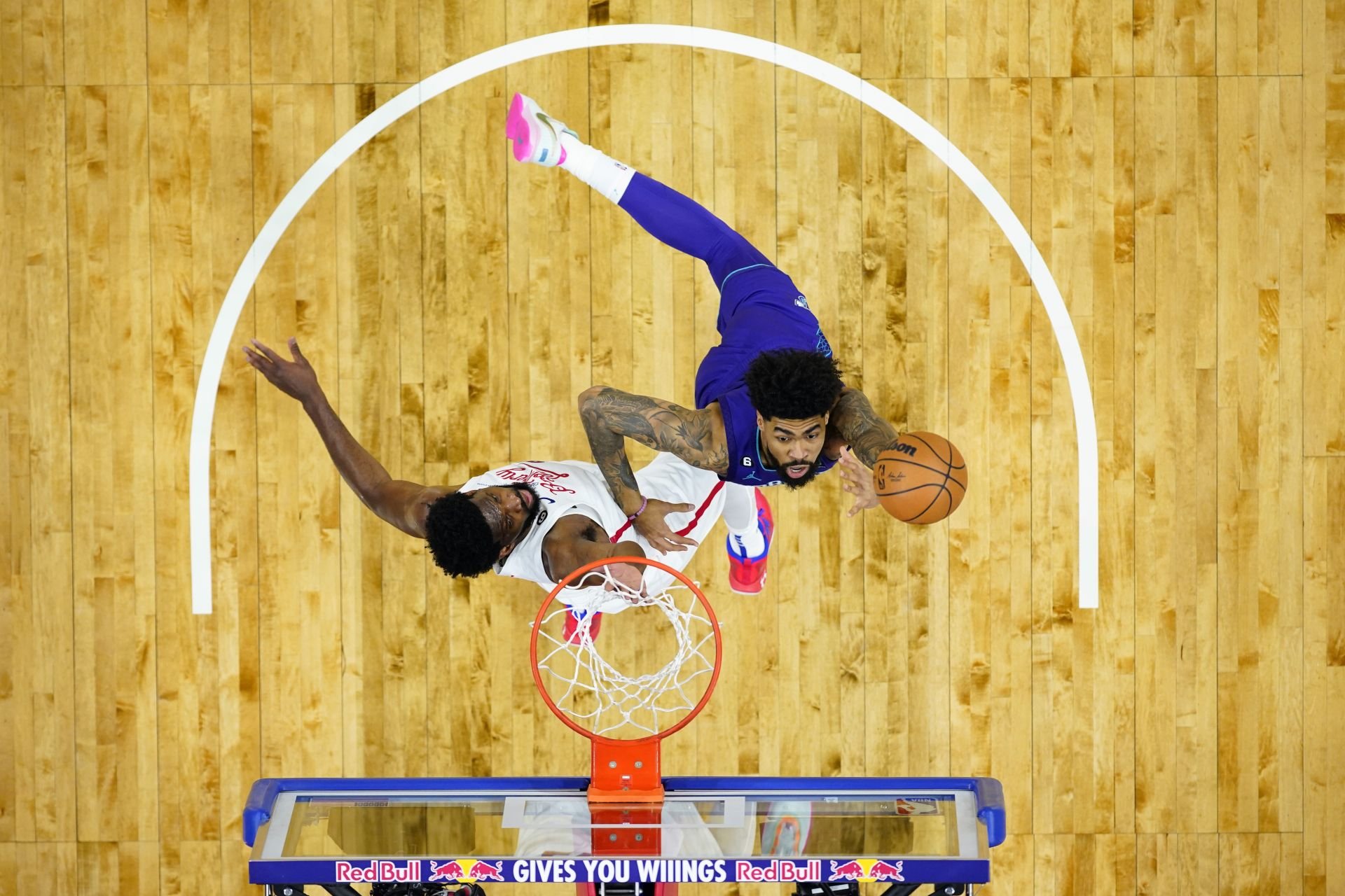 VIDEO: Nezastaviteľný Embiid sa blysol 53 bodmi