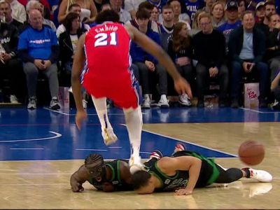 Hrôzostrašný moment, Embiid stúpil nešťastne protihráčovi na hlavu. Jaylen Brown: Nikdy som nič podobné nevidel