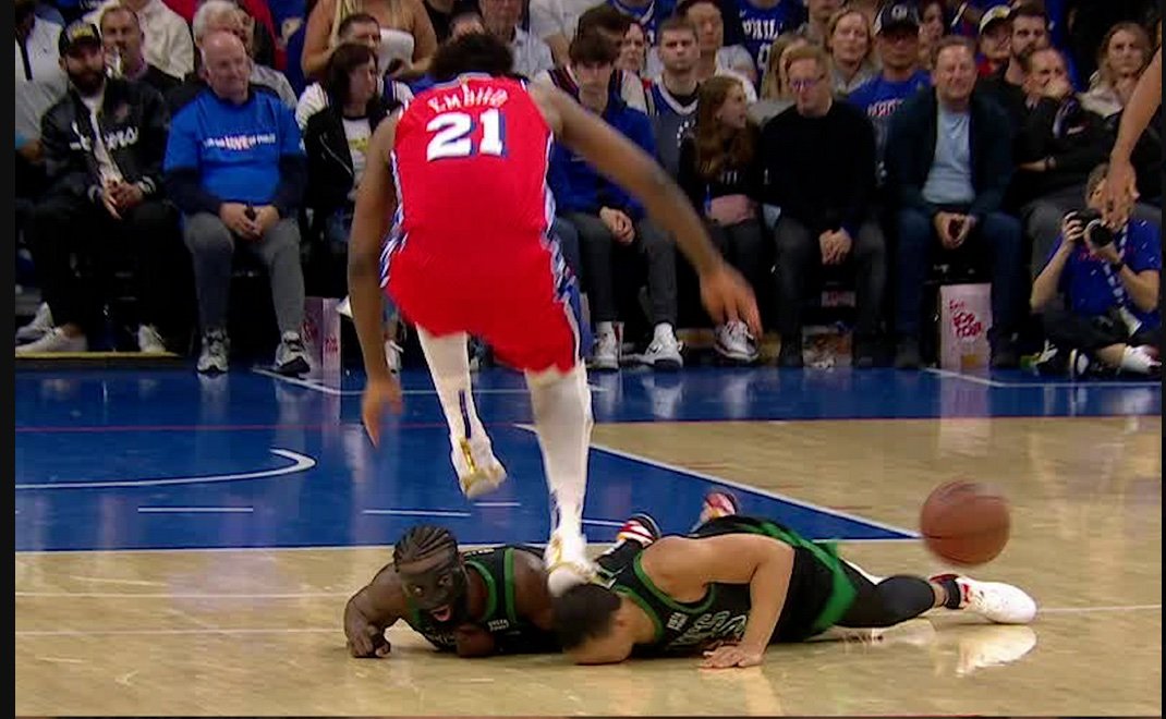 Hrôzostrašný moment, Embiid stúpil nešťastne protihráčovi na hlavu. Jaylen Brown: Nikdy som nič podobné nevidel
