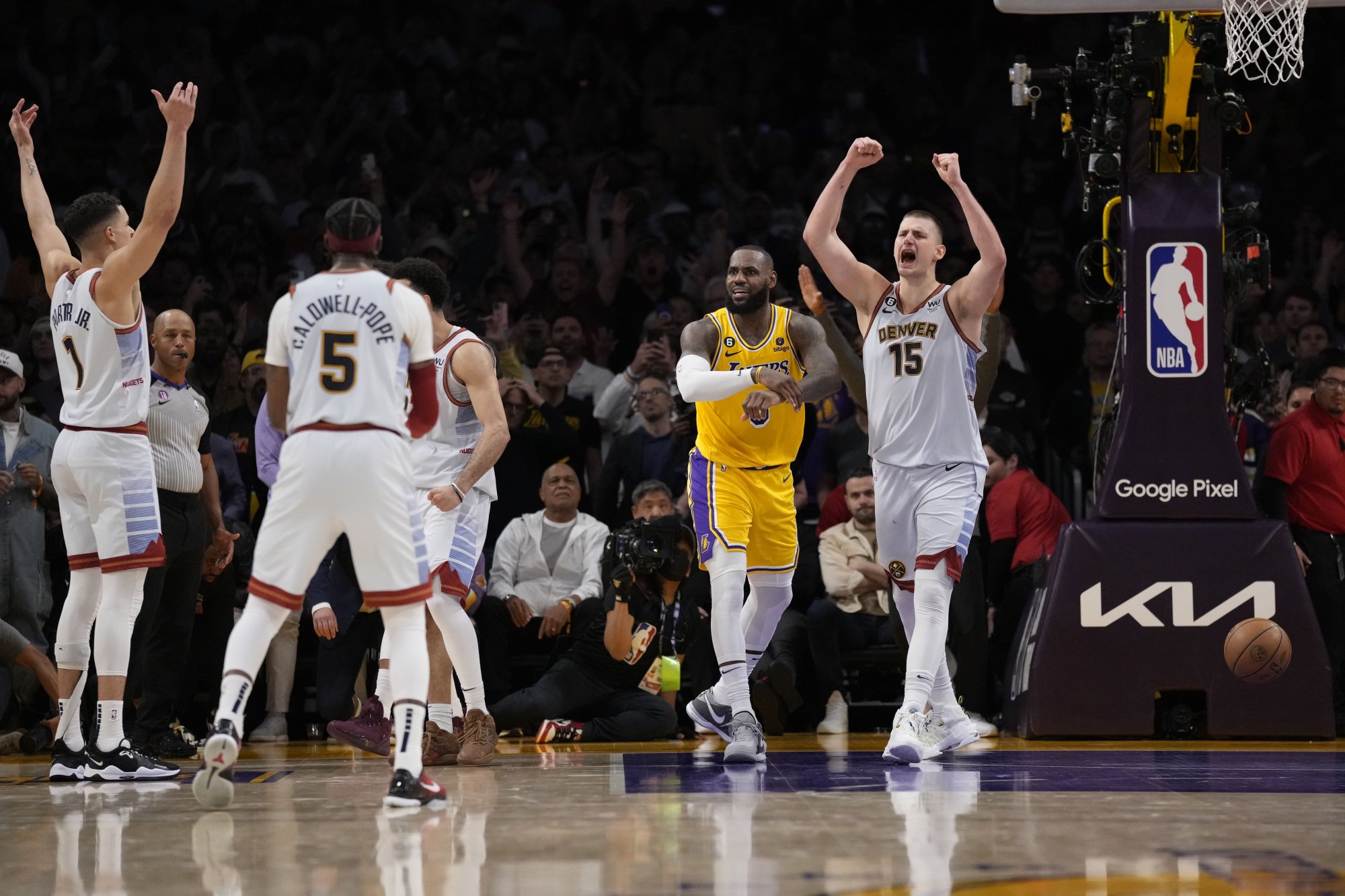 VIDEO/NBA play-off: Fantastickí Jokič s Murraym zmietli s Denverom Lakers 4:0, LeBron James pripustil koniec kariéry