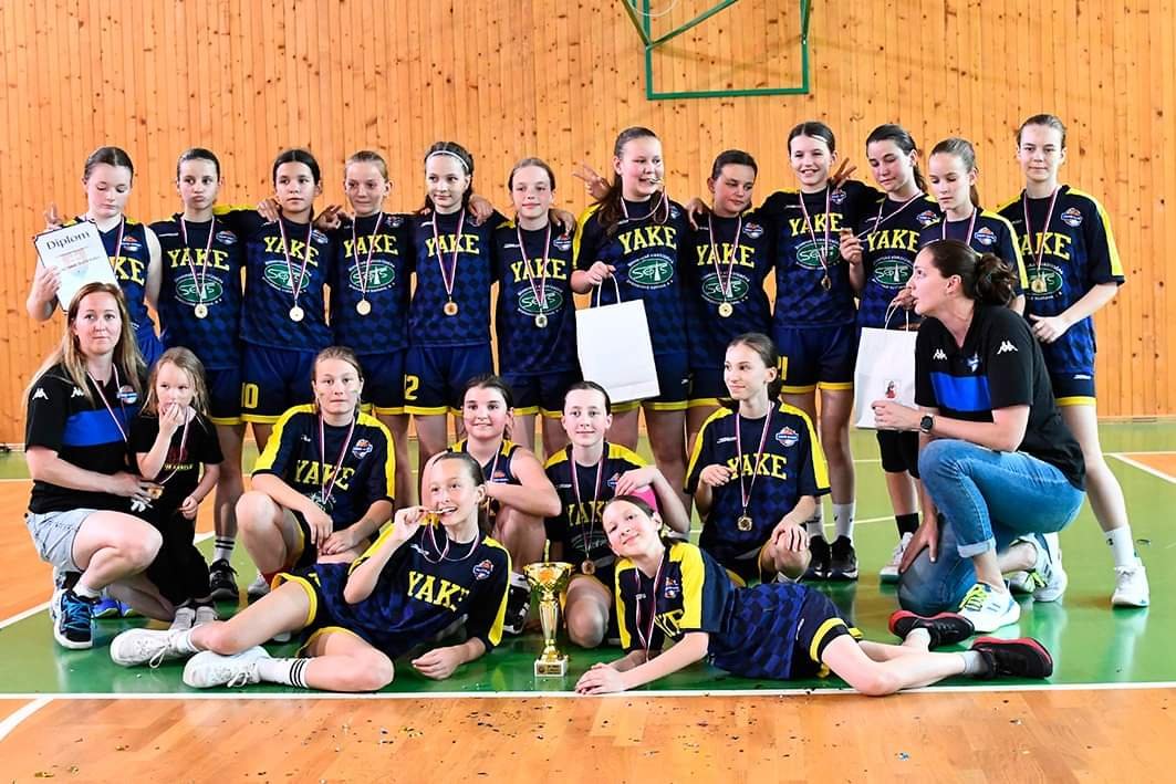 VIDEO/M-SR Staršie minižiačky U12: Titul do Košíc, strieborný je Ružomberok, bronz pre Šamorín
