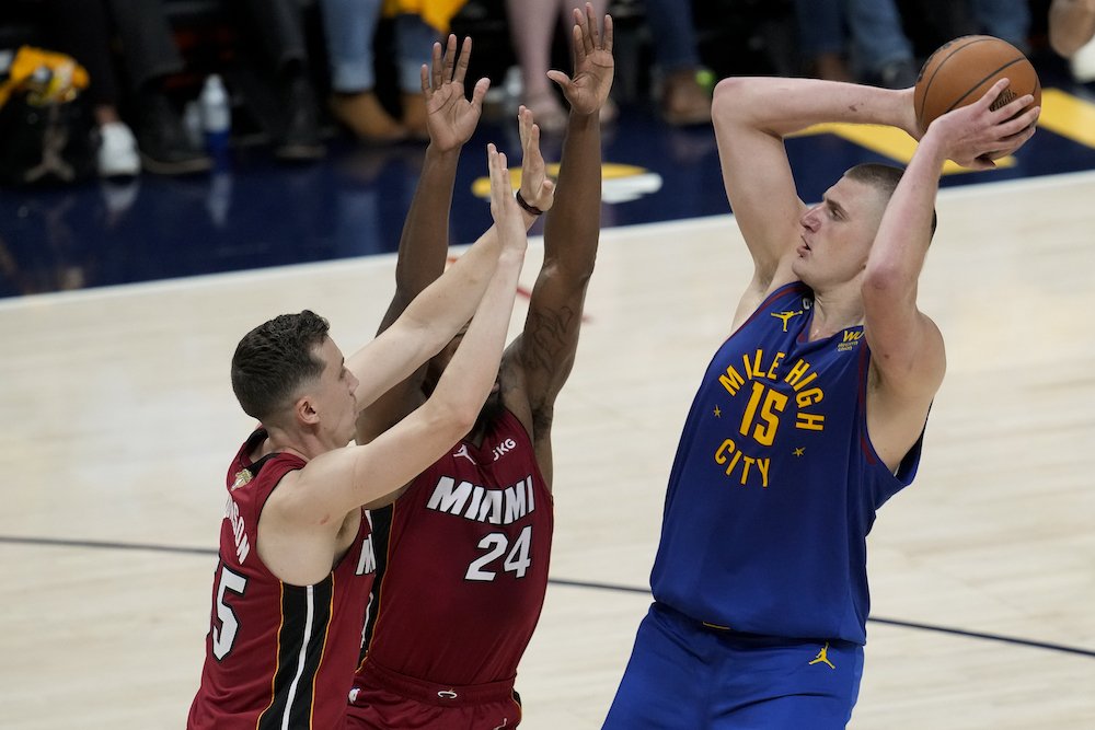 VIDEO/NBA finále: Skvelý Jokič potiahol Denver triple-doublom za prvou výhrou
