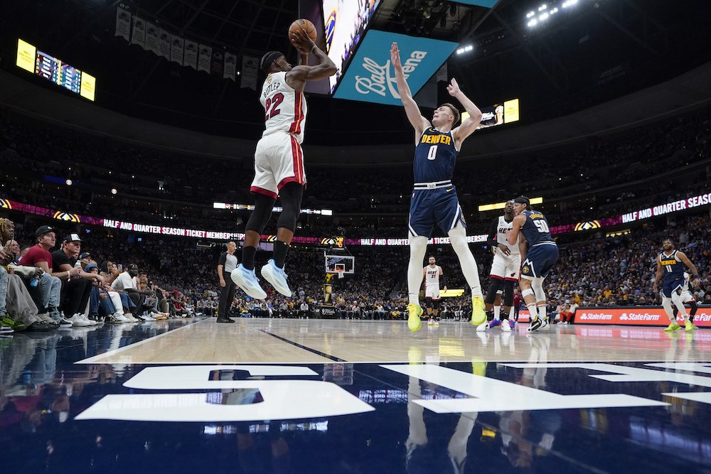 VIDEO/NBA finále: Miami pripravilo parádnym obratom Denveru prvú prehru doma a vyrovnalo na 1:1