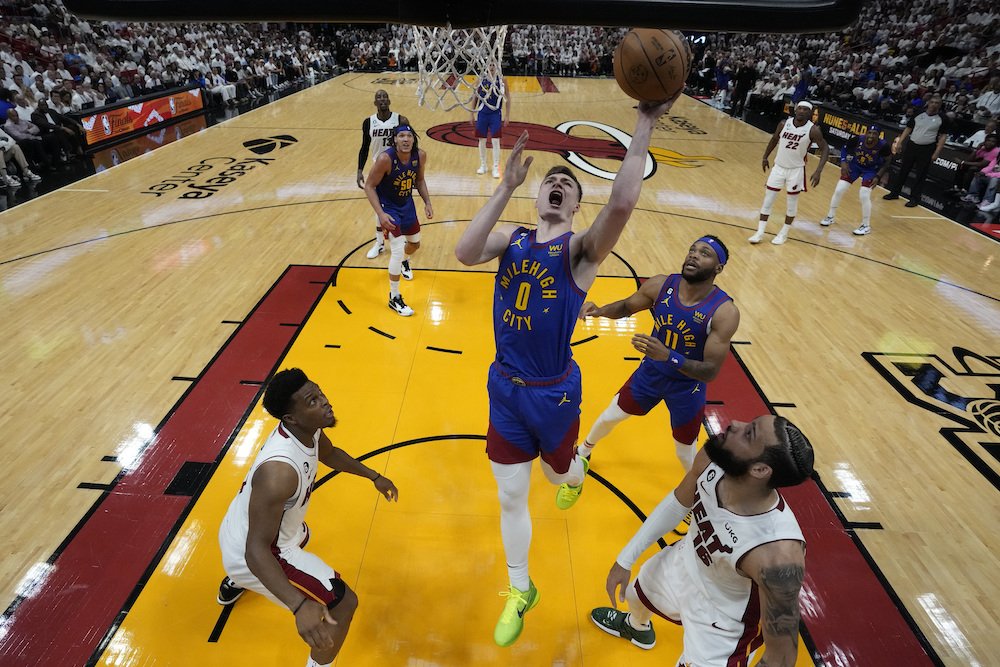 Po každom polčase ho kritizuje mama, Denver potiahol za dôležitou výhrou vo finále NBA aj nováčik – šampión