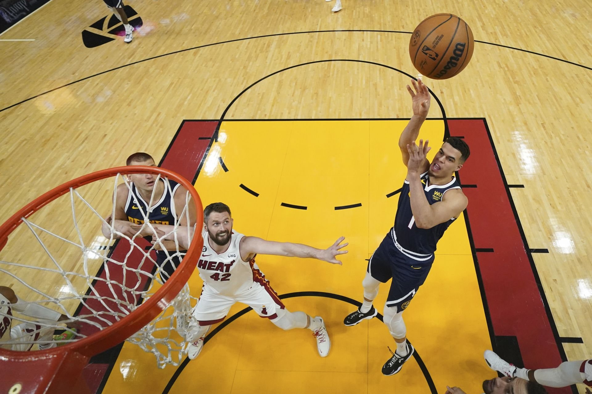 VIDEO/NBA finále: Denver opäť vyhral v Miami a má titulový mečbal