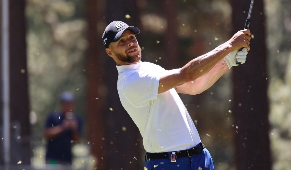 Currry ukázal svoj talent naplno, úžasným odpalom ohromil svet golfu