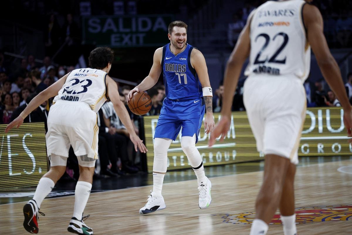 Real Madrid zdolal pri oslavnom návrate Dončiča Dallas a pripomenul polemiku NBA vs. Euroliga