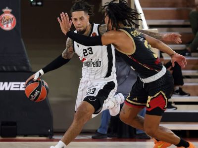 Majú byť favorit, zobrali aj niekdajšiu hviezdu NBA a nedali v zápase ani 60 bodov