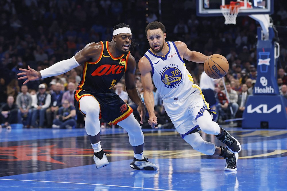 VIDEO: Pohár NBA začal parádnou víťaznou strelou Stepha Curryho 0,2 sekundy pred klaksónom