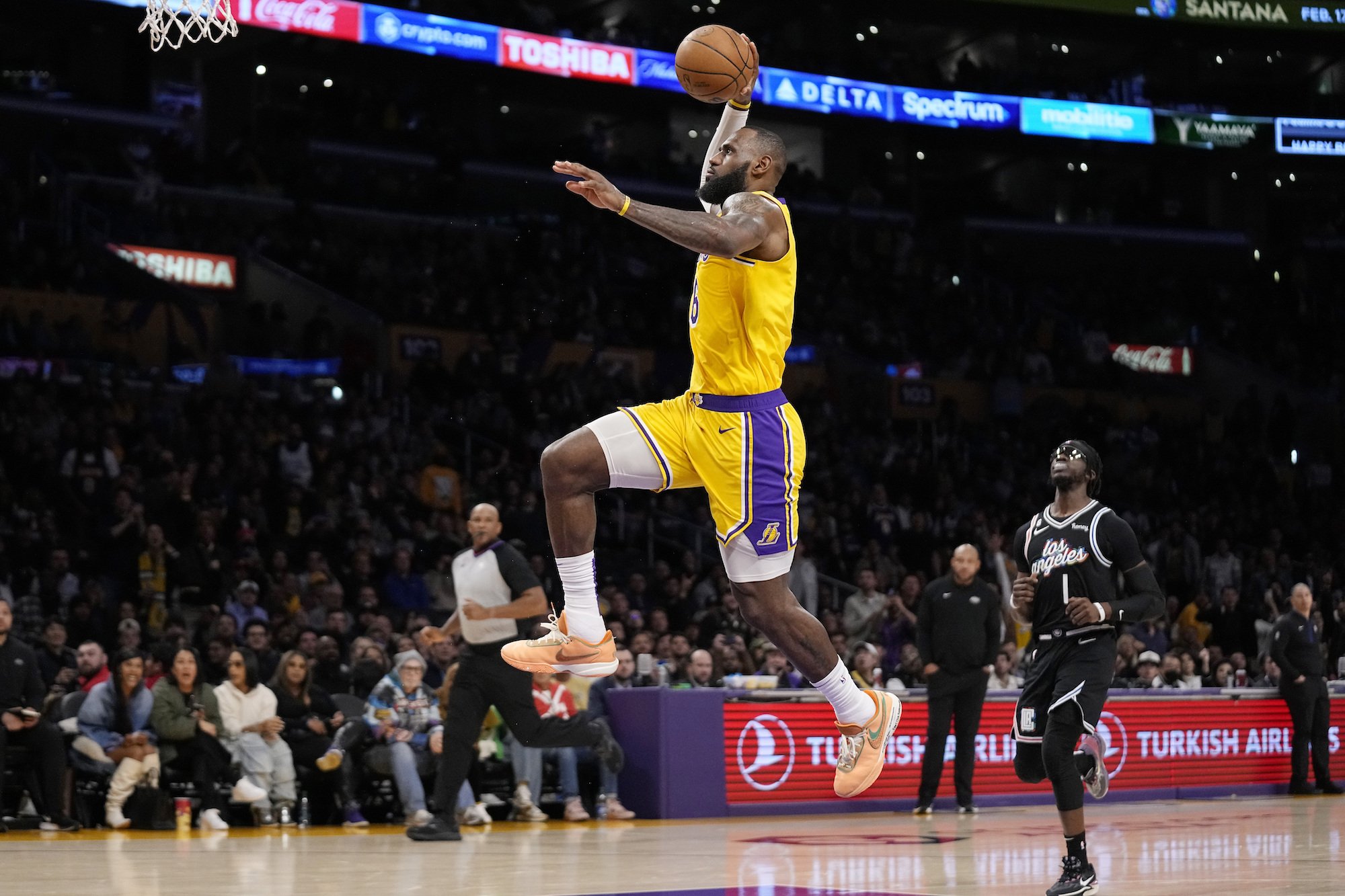 VIDEO: Lebron zúril, na narodeniny mu odpísali milimetrový prešľap pri kľúčovej strele