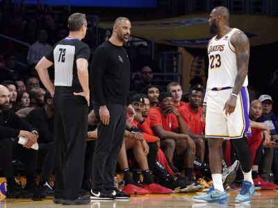 VIDEO: Trénera Houstonu vylúčili za roztržku s LeBronom, Clippers predviedli úžasný obrat proti Golden State