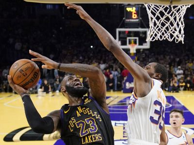 VIDEO: Lakers vyradili Phoenix z Pohára NBA, Milwaukee so 146 bodmi sfúklo New York