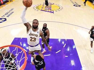 VIDEO: Losangeleské derby ovládli Lakers, LeBron predviedol parádny smeč
