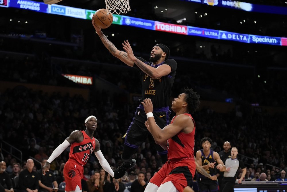 VIDEO: Lakers vyhrali tesne druhý zápas po sebe, potiahol ich 41 bodový Davis