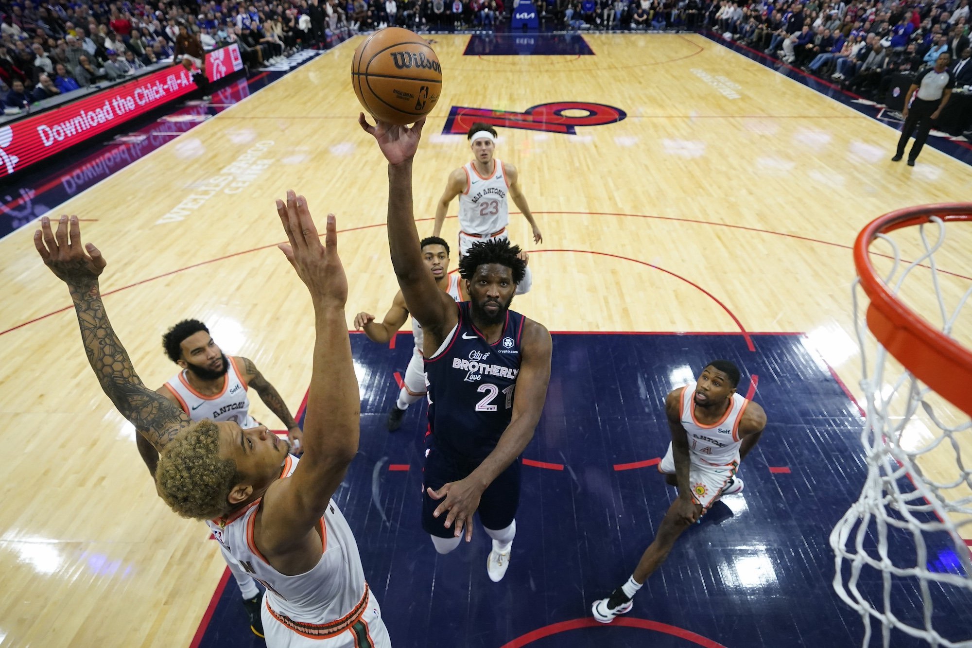 VIDEO: Nakopeme mu zadok, vtipkoval Popovich. Embiid ich zničil 70 bodmi