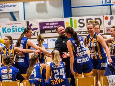 Klubové derby v znamení úsmevov, mladé Anjelky s možnosťou návratu do centra mesta