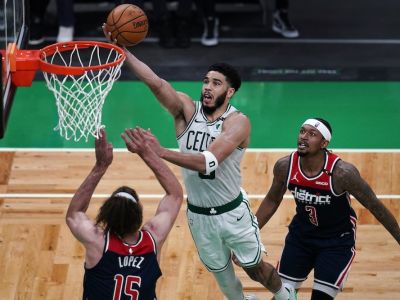 VIDEO: Milwaukee dostalo ďalší výprask, Tatum dal 41 bodov