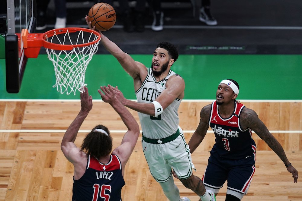 VIDEO: Tatum potiahol Boston 50 bodmi do play-off, zažiaril aj Doležajov spoluhráč