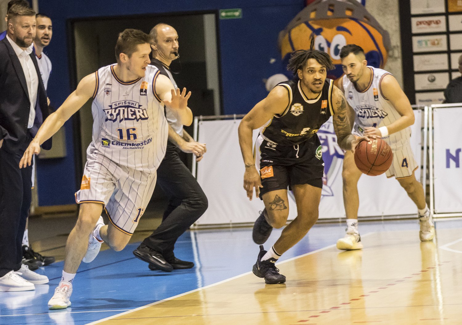 Pod Bojnickým zámkom sleduje zápasy slávnejšieho brata, basketbal vyhral súboj s americkým futbalom