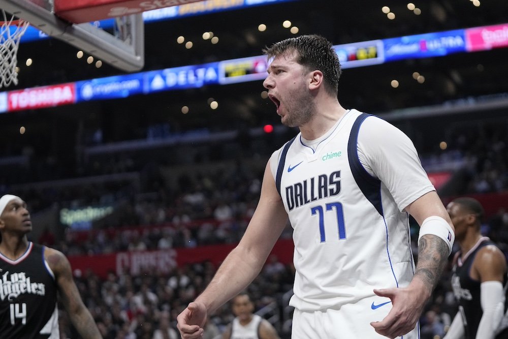 VIDEO/NBA play-off: Dobitý Dončič pretlačil s Dallasom Oklahomu, vedie aj Boston nad Clevelandom