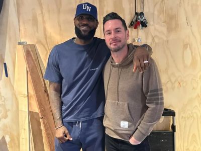Začal robiť s LeBronom Jamesom podcast a teraz ho vymenovali ako trénera Lakers