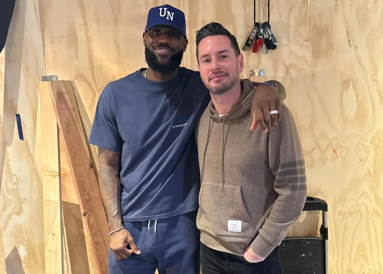 Začal robiť s LeBronom Jamesom podcast a teraz ho vymenovali ako trénera Lakers