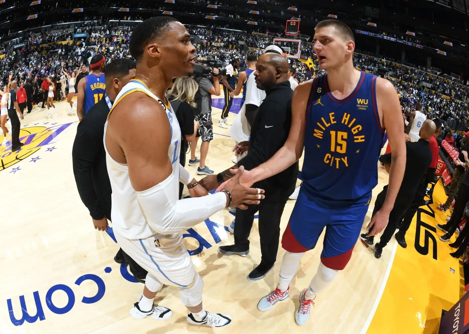 Jokičov Denver sa snaží zaplátať diery, prichádza bývalý MVP