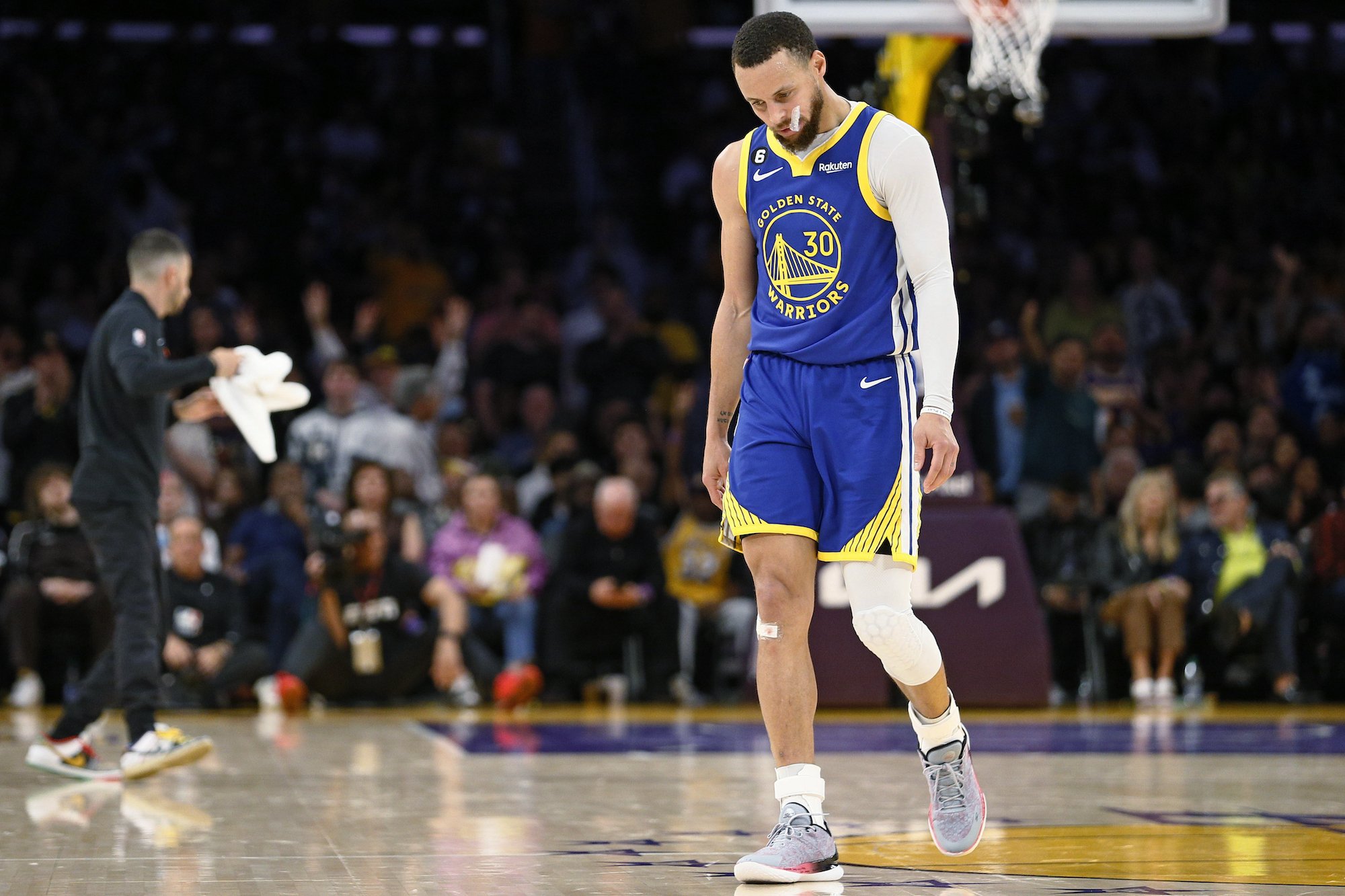 Odmietol hrať o titul, vybrali si veľké milióny. Curry schytáva kritiku za výnimočnú lojalitu