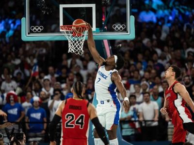 Šokoval svet smečom cez LeBrona Jamesa. Teraz túži po šanci z NBA