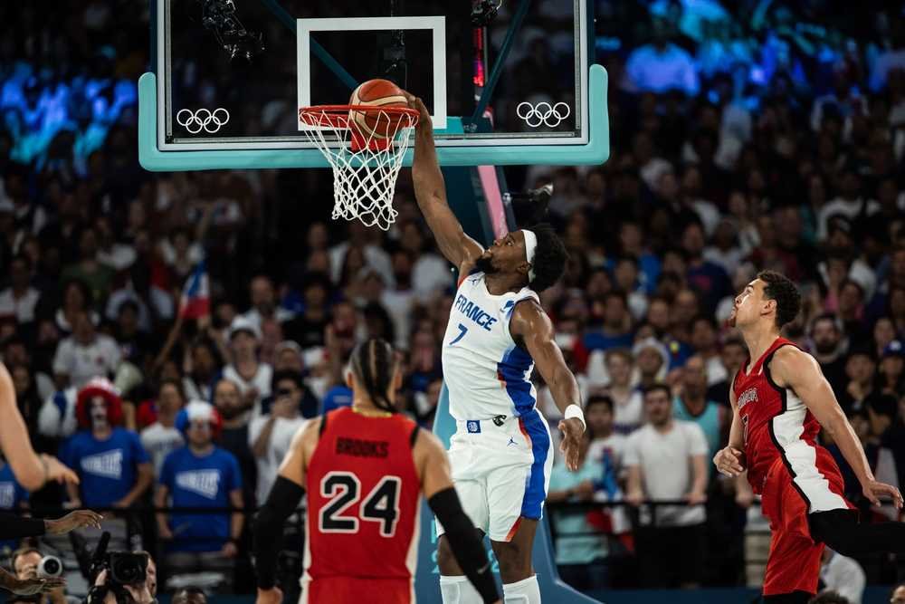 Šokoval svet smečom cez LeBrona Jamesa. Teraz túži po šanci z NBA