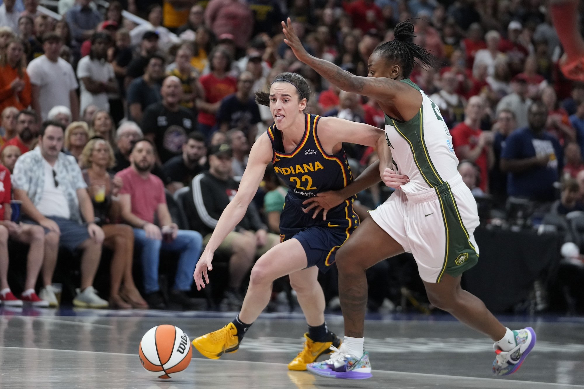 Strieľa Steph Curry najdlhšie trojky? Prekonáva ho žena