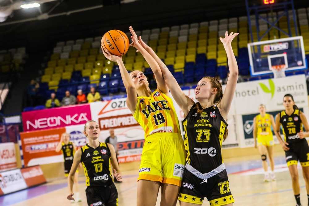 Kadetka Alex Czakóová s prvými minútami v extralige