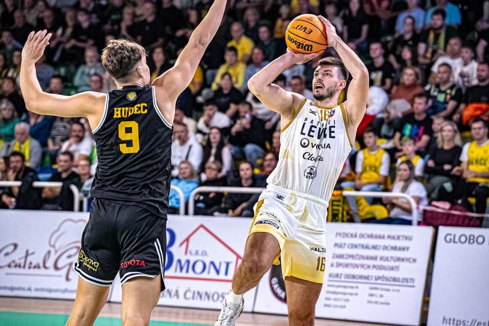 FOTO: Majster pripravil lídrovi prvú prehru v sezóne, štyri tímy pokorili stovku