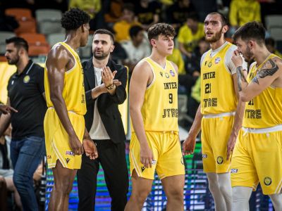Bránil Curryho či Hardena, na interistov však nevyzrel. Hrali dobre, chválila domácich hviezda Legie s 50 zápasmi v NBA