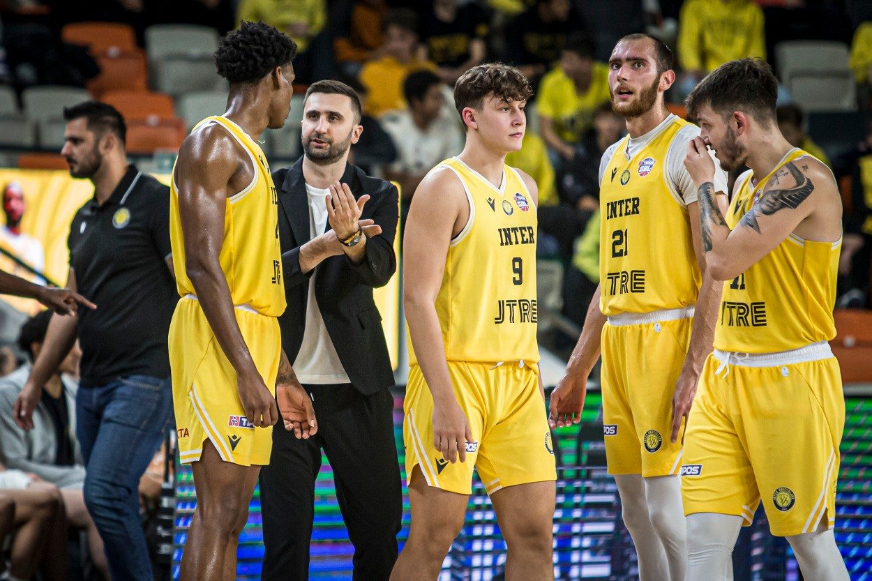 Bránil Curryho či Hardena, na interistov však nevyzrel. Hrali dobre, chválila domácich hviezda Legie s 50 zápasmi v NBA