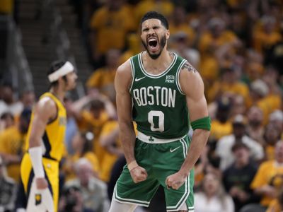 VIDEO: Tatum rozhodol o víťazstve Bostonu nad Torontom ďalekonosnou trojkou s klaksónom