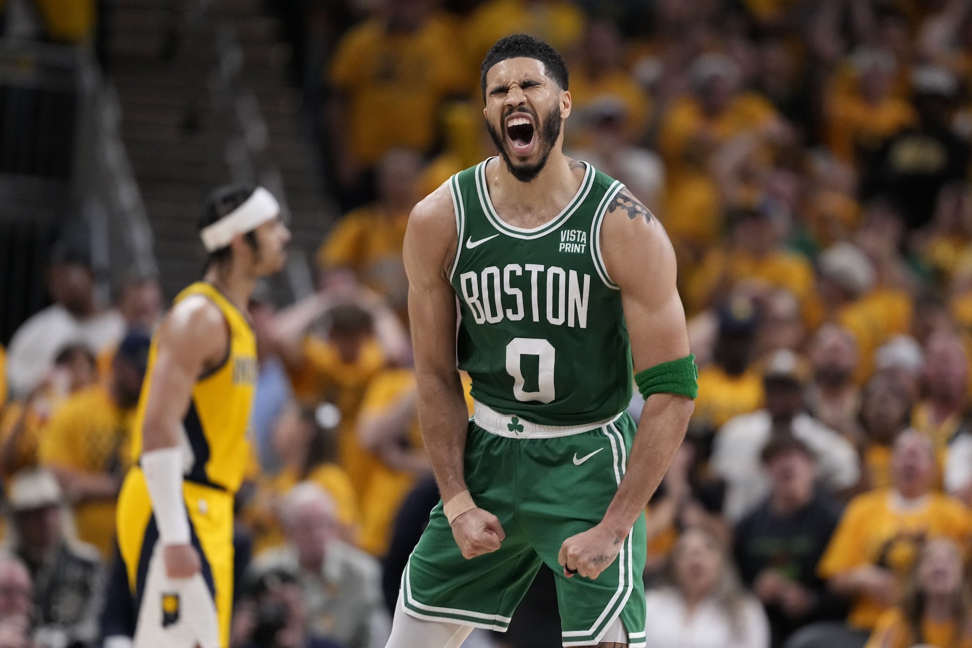 VIDEO: Tatum rozhodol o víťazstve Bostonu nad Torontom ďalekonosnou trojkou s klaksónom