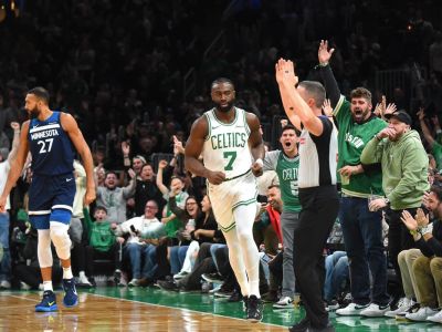 VIDEO: Jaylen Brown piatimi trojkami naštartoval Boston